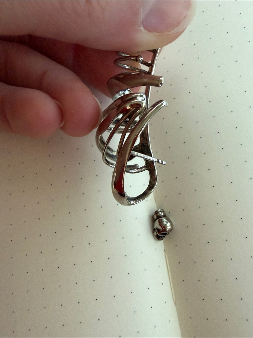 Alexander McQueen Modern Sculptural Silver Tone Ear Cuff - Picture 3 of 4